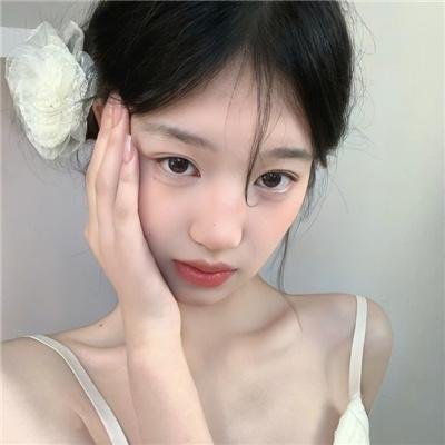一位站立的人